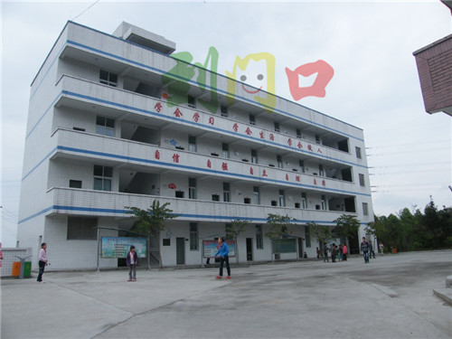 犍为同兴中心小学到门口